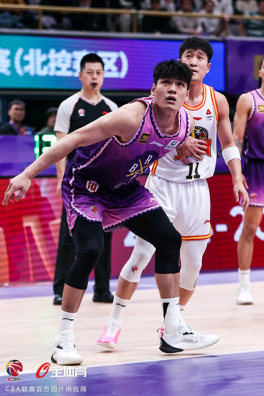 浓眉哥迎来三赛季出色发挥，雄鹿观众热烈欢呼！